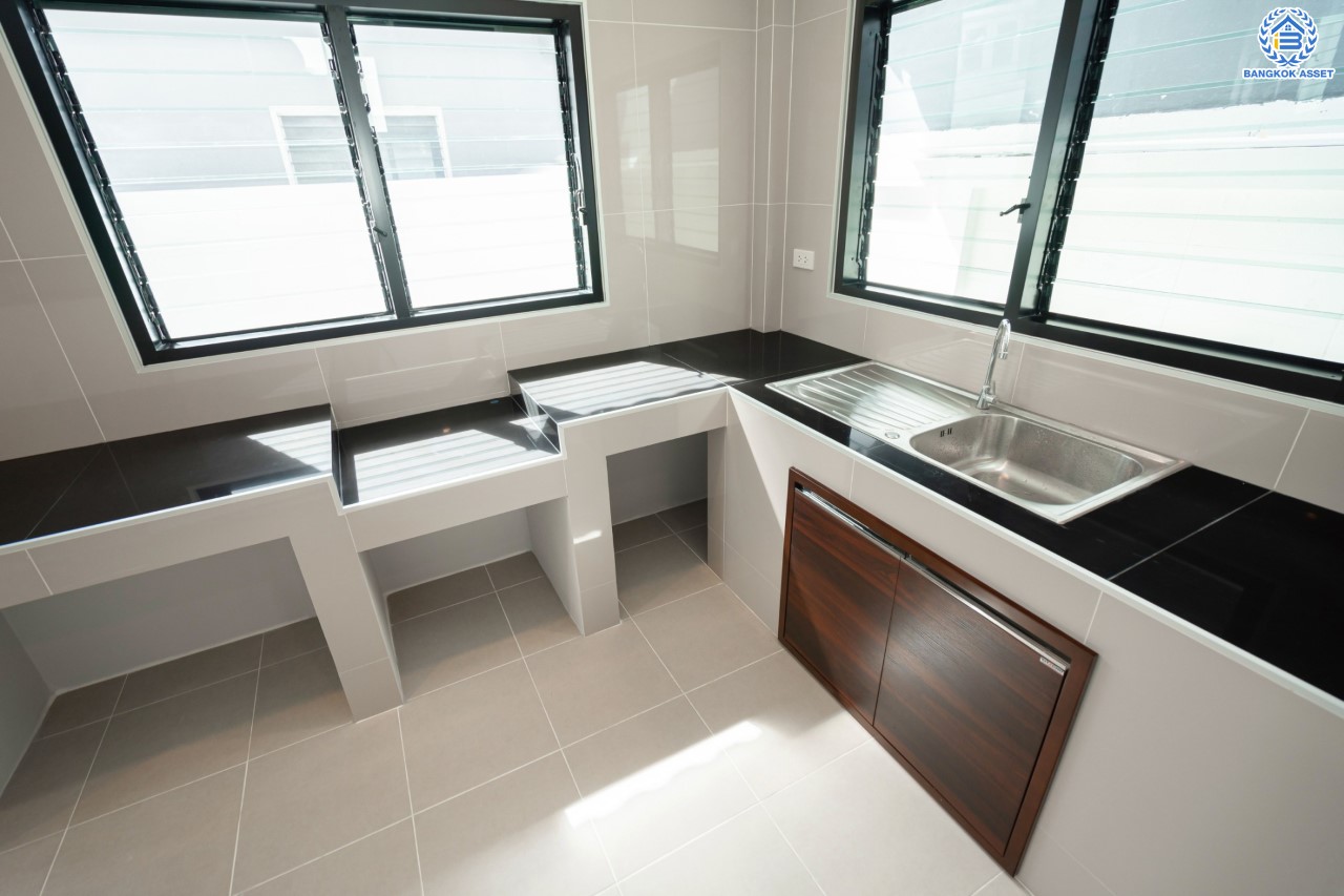 คฤหาสน์หลังใหญ่ตกแต่งใหม่ ม.บ้านสวนดอกไม้ ปิ่นเกล้า ดีไซน์สุด Luxury เนื้อที่ 154.5 ตร.ว. บนพื้นที่ใช้สอยถึง 435 ตร.ม. ฟังก์ชันจัดเต็ม 5 ห้องนอน 6 ห้องน้ำ 1 ห้องแม่บ้าน 2 ห้องอเนกประสงค์ (มีเรือนรับรองด้านข้าง พร้อมห้องน้ำในตัว) จอดรถได้ถึง 4 คัน บนทำเลเชื่อมต่อเมืองอย่างรวดเร็ว ใกล้ทางคู่ขนานลอยฟ้าบรมราชชนนี ทางด่วน "กาญจนาภิเษก" ม.มหิดล และเซ็นทรัลปิ่นเกล้า